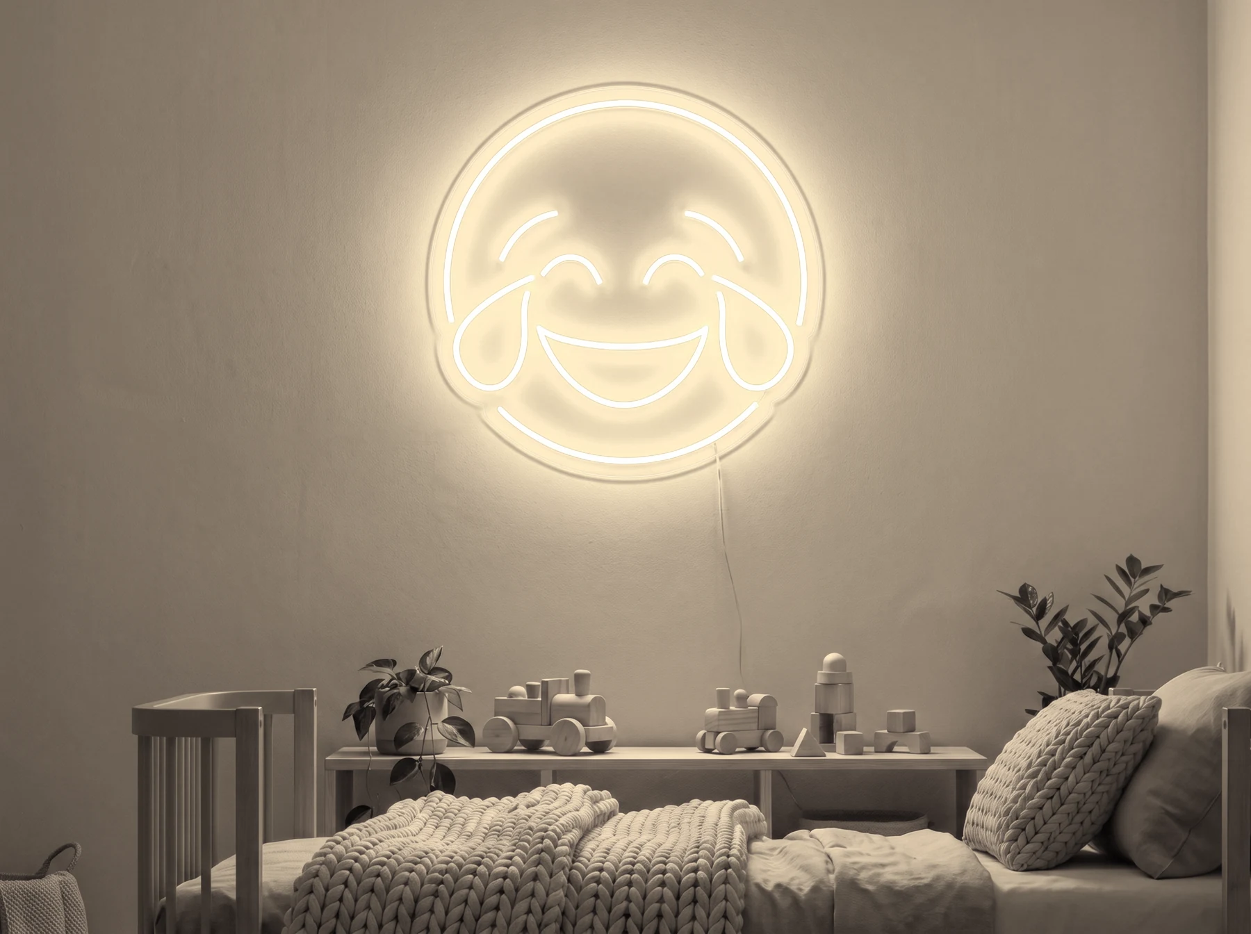 Neonskylt «Smiley» i varmvit LED-neon, monterad på vägg