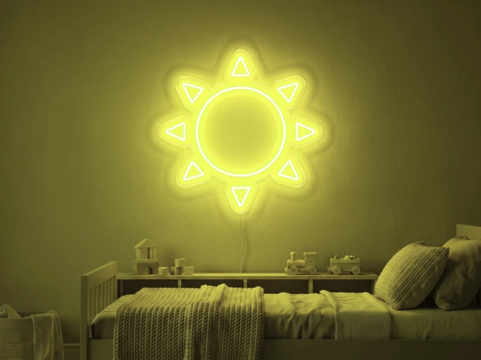 Neonskylt «Sol» i gul LED-neon, monterad på vägg