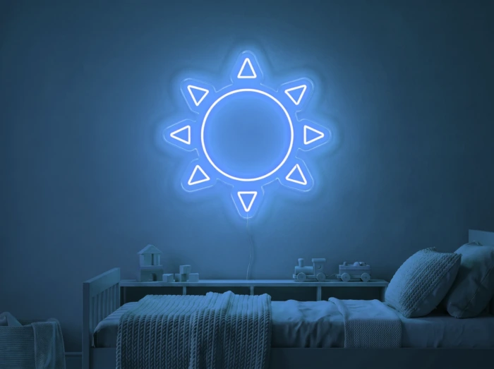 Neonskylt «Sol» i isblå LED-neon, monterad på vägg