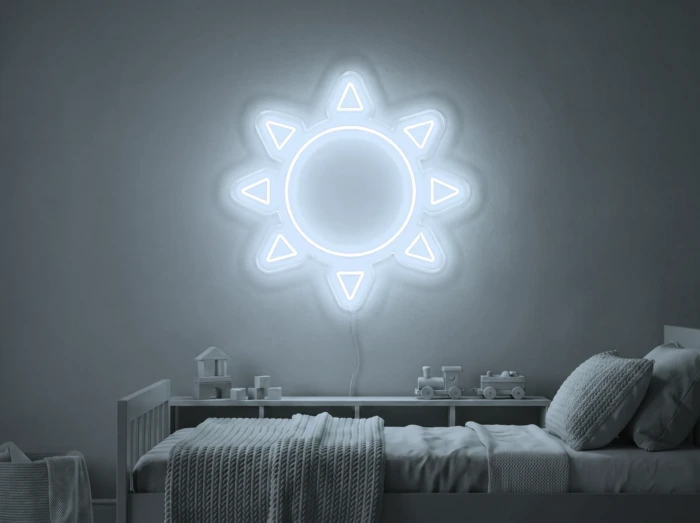 Neonskylt «Sol» i iskall vit LED-neon, monterad på vägg