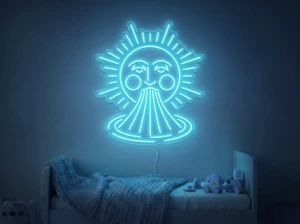 Neonskylt «Sol och regnbåge» i isblå LED-neon, monterad på vägg