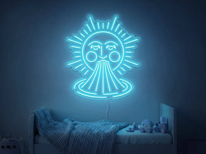 Neonskylt «Sol och regnbåge» i isblå LED-neon, monterad på vägg