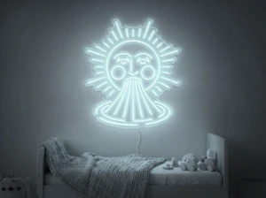 Neonskylt «Sol och regnbåge» i iskall vit LED-neon, monterad på vägg