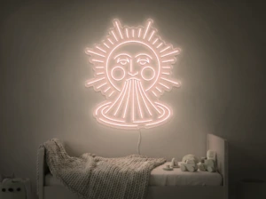 Neonskylt «Sol och regnbåge» i varmvit LED-neon, monterad på vägg