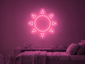 Neonskylt «Sol» i rosa LED-neon, monterad på vägg