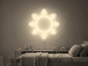 Neonskylt «Sol» i varmvit LED-neon, monterad på vägg