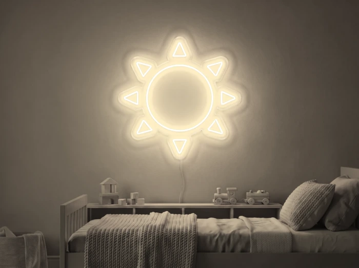 Neonskylt «Sol» i varmvit LED-neon, monterad på vägg