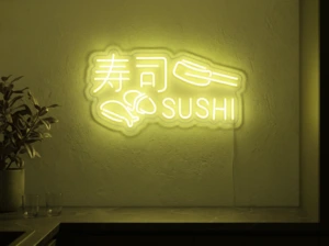 Neonskylt «Sushi» i gul LED-neon, monterad på vägg