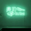 Neonskylt «Sushi» i mintgrön LED-neon, monterad på vägg