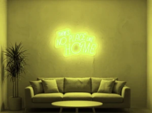 Neonskylt «There’s No Place Like Home, retro» i gul LED-neon, monterad på vägg