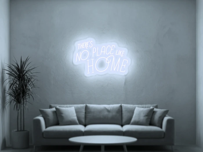 Neonskylt «There’s No Place Like Home, retro» i iskall vit LED-neon, monterad på vägg