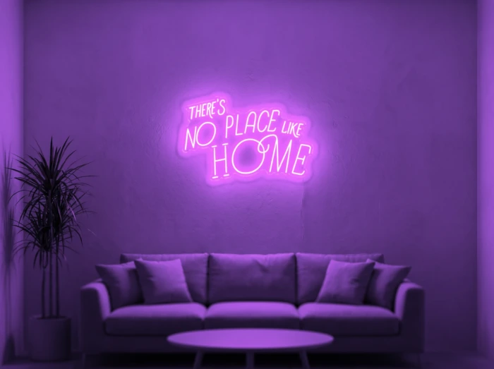 Neonskylt «There’s No Place Like Home, retro» i lila LED-neon, monterad på vägg