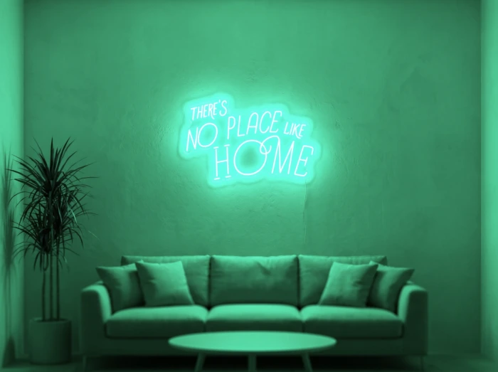 Neonskylt «There’s No Place Like Home, retro» i mintgrön LED-neon, monterad på vägg