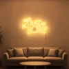 Neonskylt «There’s No Place Like Home, retro» i orange LED-neon, monterad på vägg