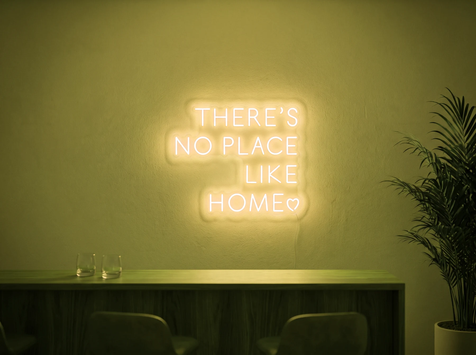 Neonskylt «There’s No Place Like Home, versaler» i gul LED-neon, monterad på vägg