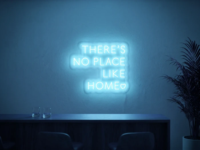 Neonskylt «There’s No Place Like Home, versaler» i isblå LED-neon, monterad på vägg