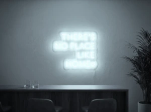 Neonskylt «There’s No Place Like Home, versaler» i iskall vit LED-neon, monterad på vägg