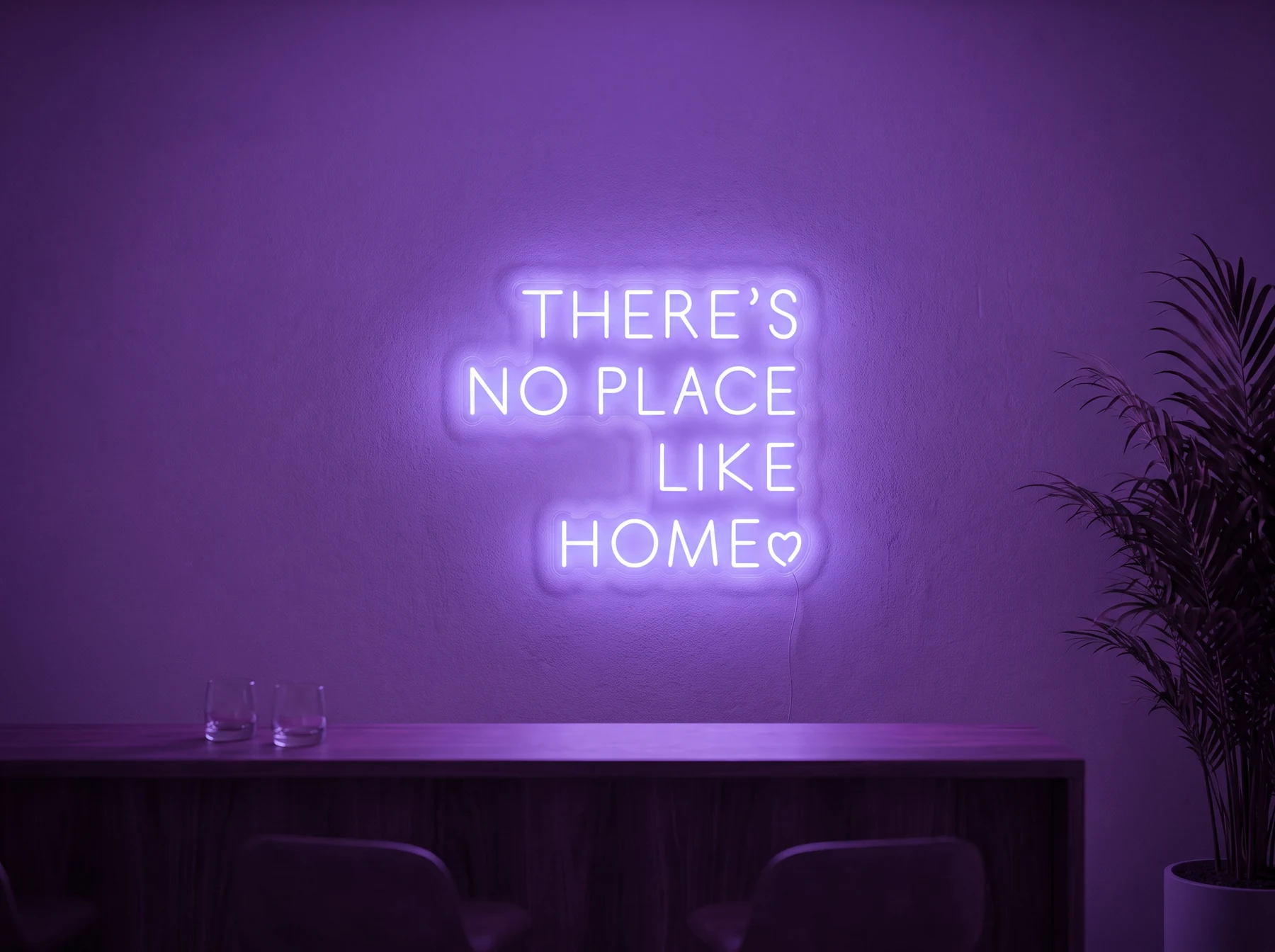Neonskylt «There’s No Place Like Home, versaler» i lila LED-neon, monterad på vägg