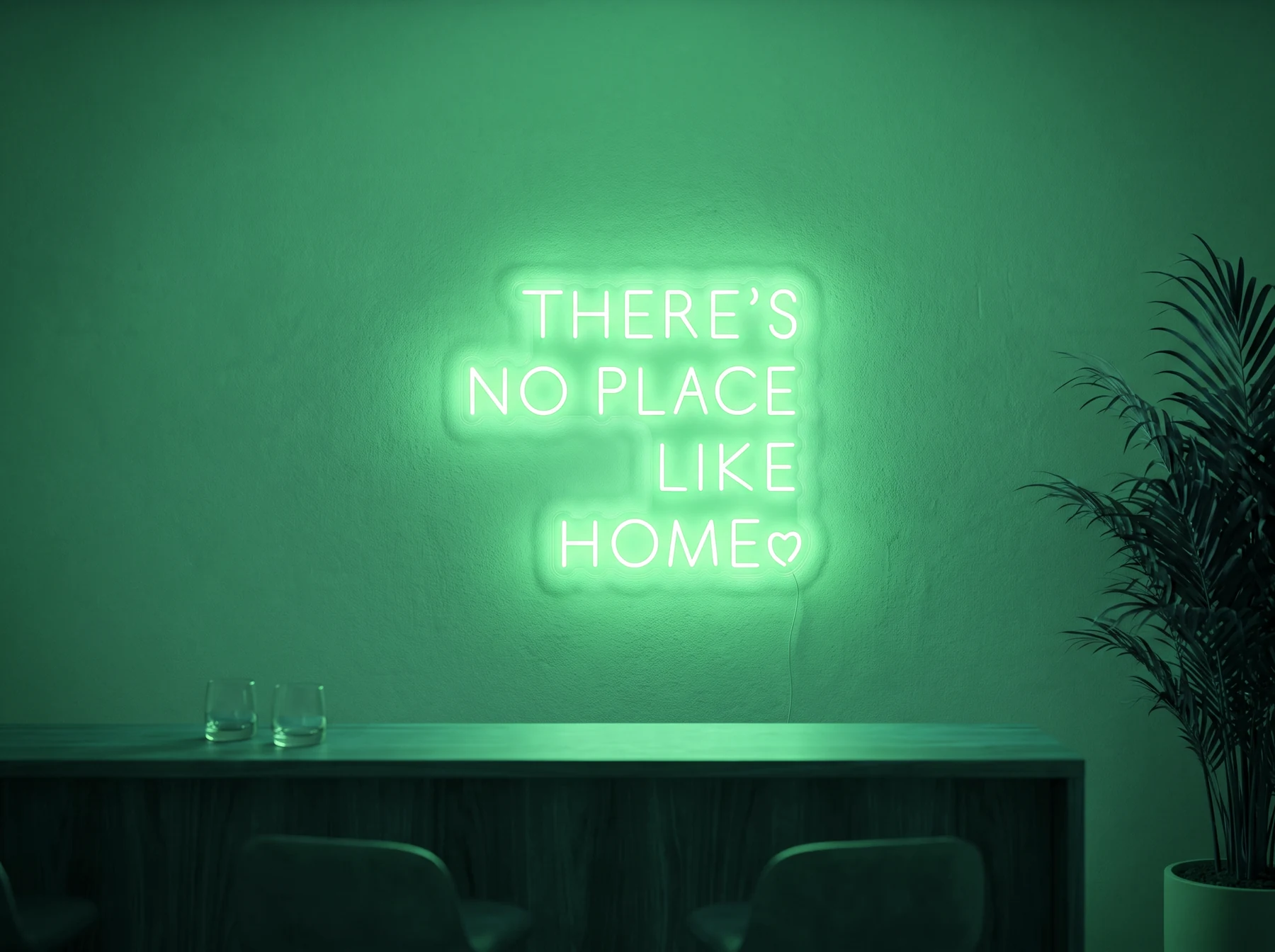 Neonskylt «There’s No Place Like Home, versaler» i mintgrön LED-neon, monterad på vägg