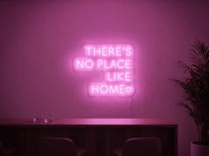 Neonskylt «There’s No Place Like Home, versaler» i rosa LED-neon, monterad på vägg