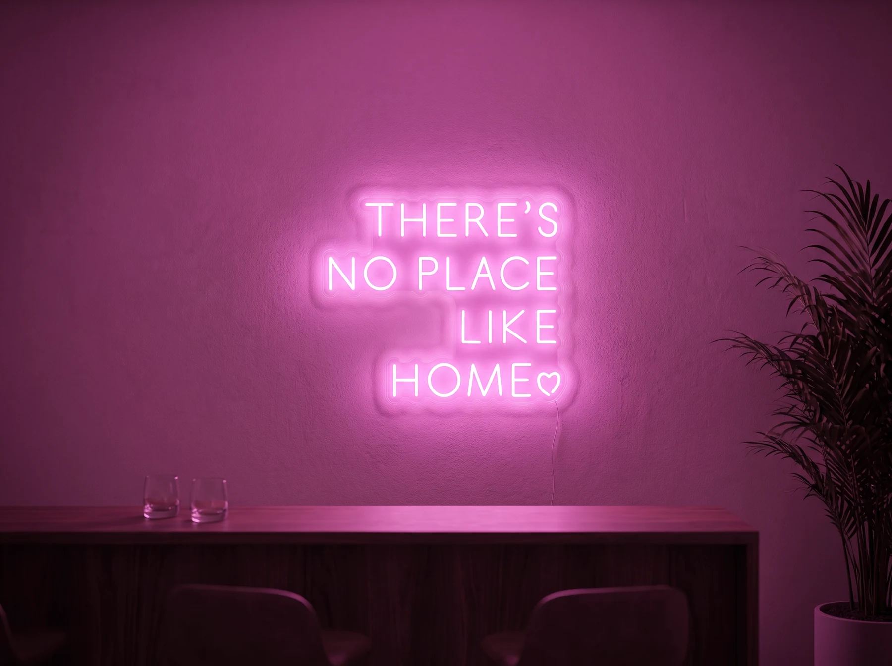 Neonskylt «There’s No Place Like Home, versaler» i rosa LED-neon, monterad på vägg