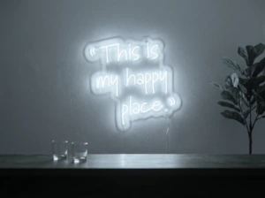 Neonskylt «This Is My Happy Place» i iskall vit LED-neon, monterad på vägg