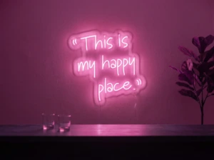 Neonskylt «This Is My Happy Place» i rosa LED-neon, monterad på vägg