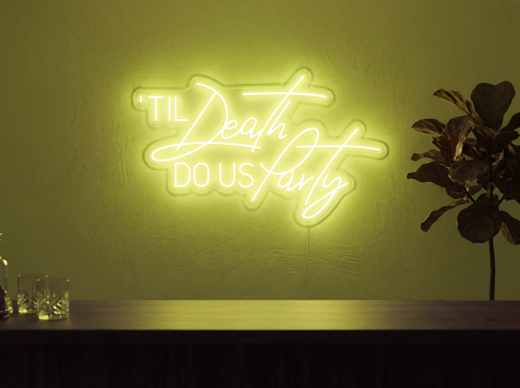 Neonskylt «Til Death Do Us Party» i gul LED-neon, monterad på vägg
