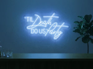 Neonskylt «Til Death Do Us Party» i isblå LED-neon, monterad på vägg