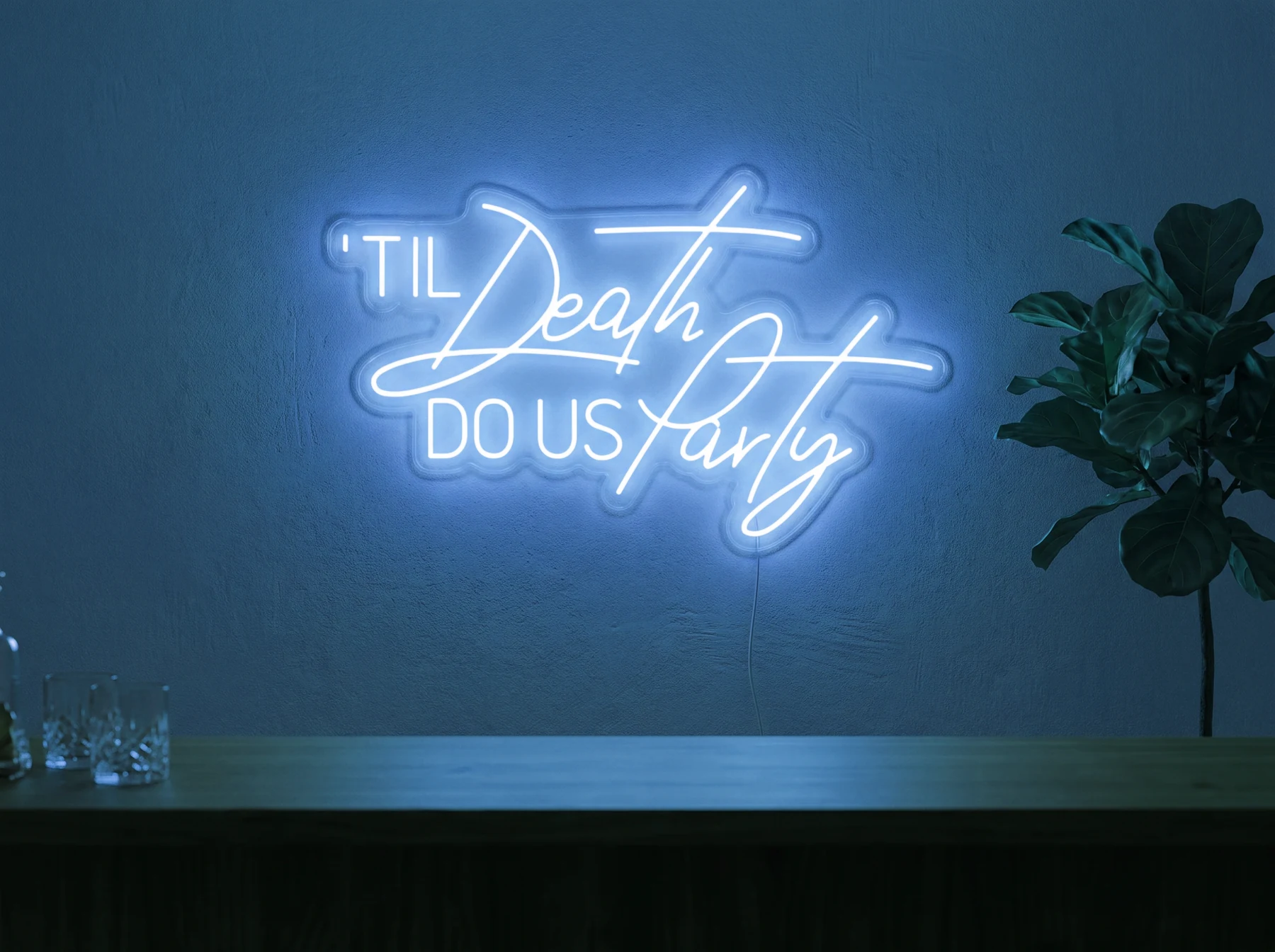 Neonskylt «Til Death Do Us Party» i isblå LED-neon, monterad på vägg