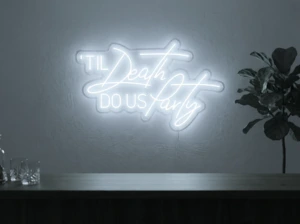 Neonskylt «Til Death Do Us Party» i iskall vit LED-neon, monterad på vägg