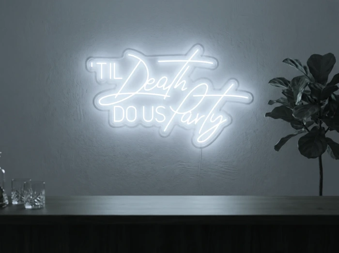 Neonskylt «Til Death Do Us Party» i iskall vit LED-neon, monterad på vägg