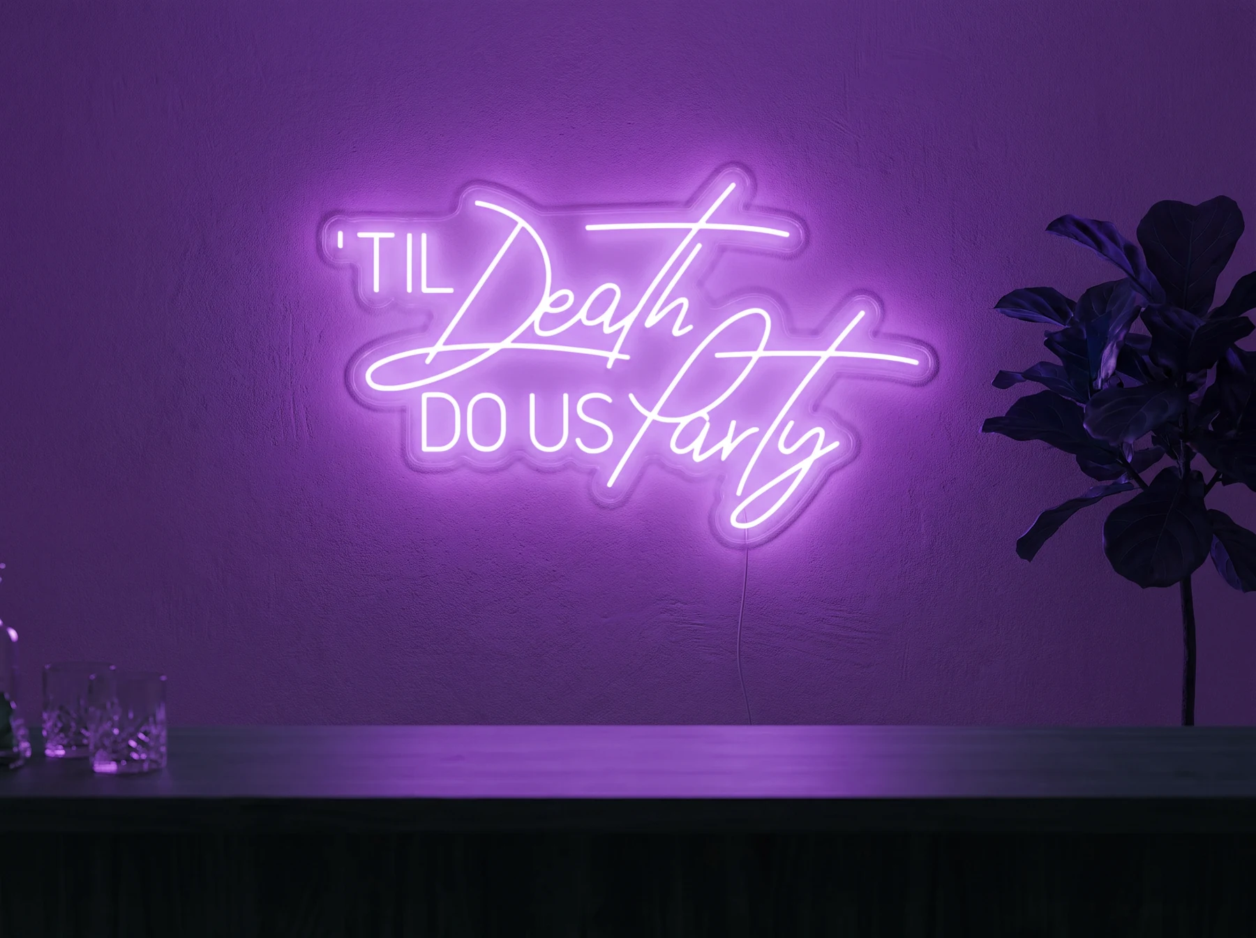 Neonskylt «Til Death Do Us Party» i lila LED-neon, monterad på vägg