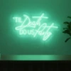 Neonskylt «Til Death Do Us Party» i mintgrön LED-neon, monterad på vägg