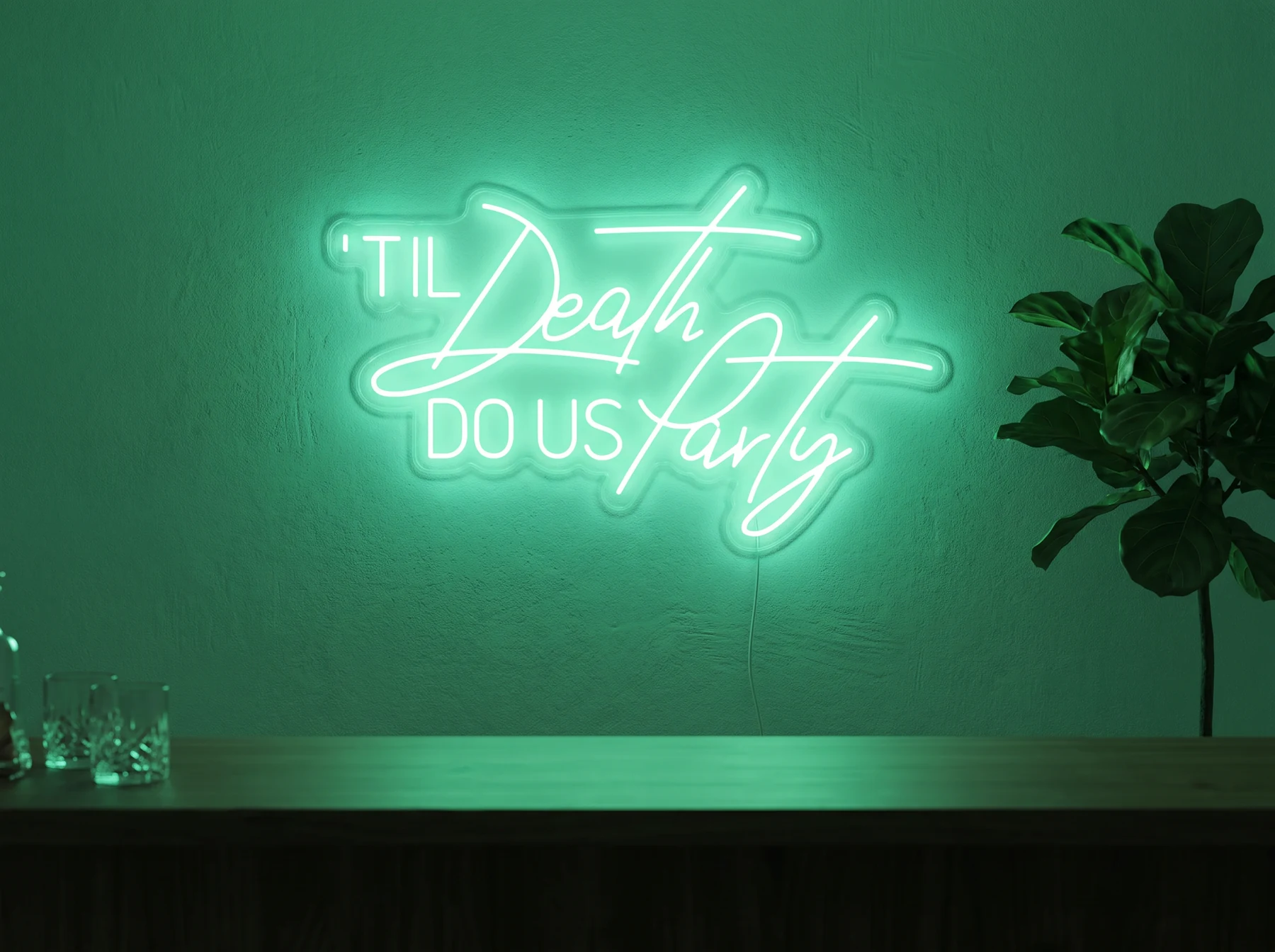 Neonskylt «Til Death Do Us Party» i mintgrön LED-neon, monterad på vägg