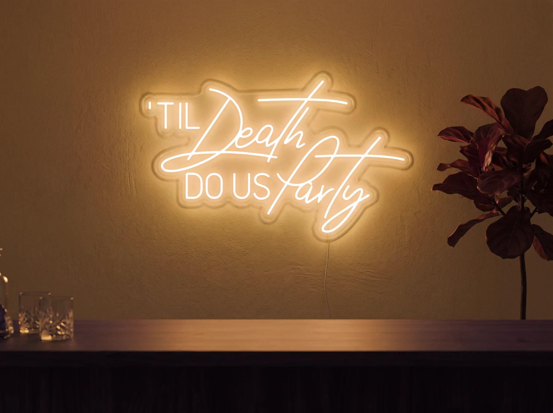 Neonskylt «Til Death Do Us Party» i orange LED-neon, monterad på vägg