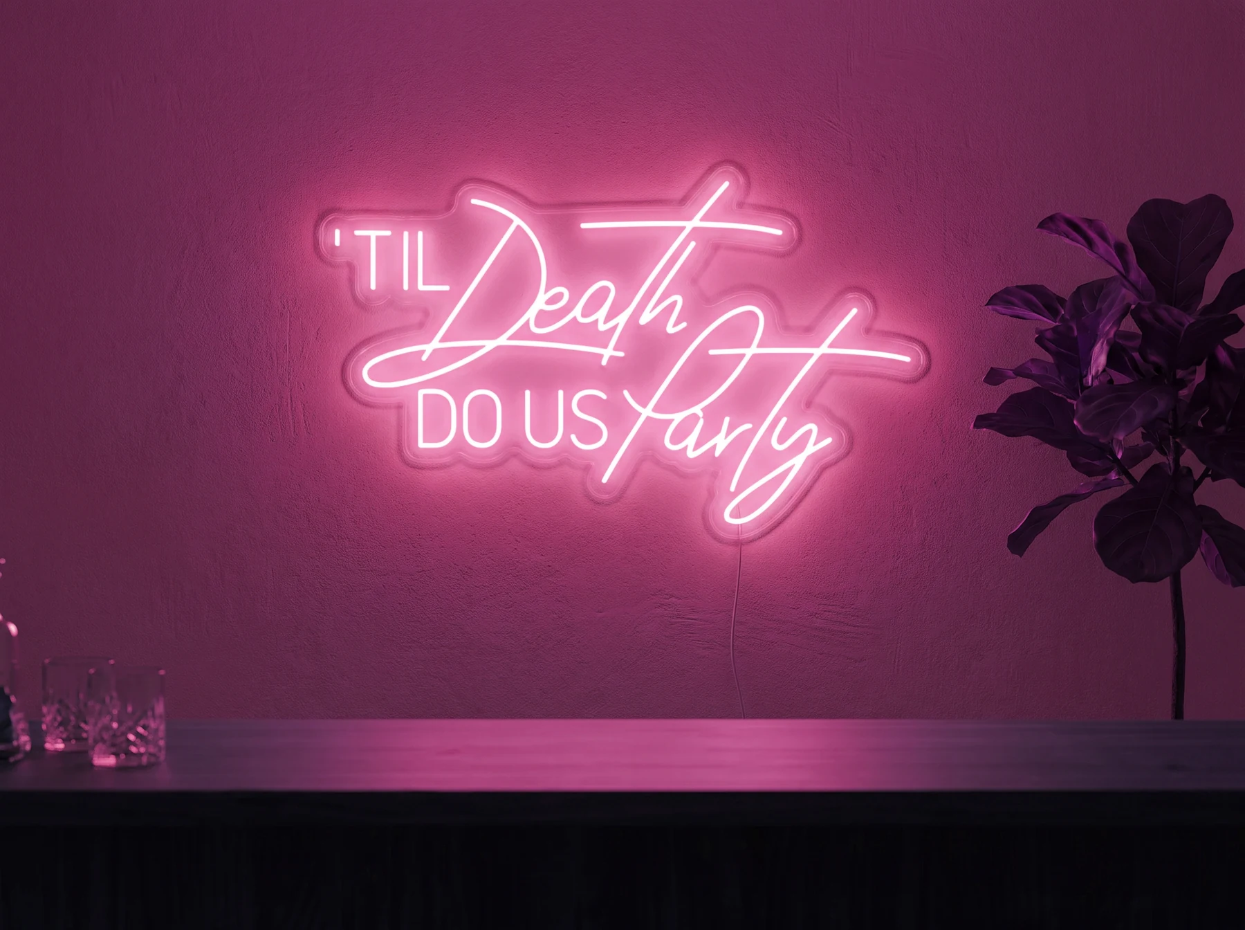 Neonskylt «Til Death Do Us Party» i rosa LED-neon, monterad på vägg