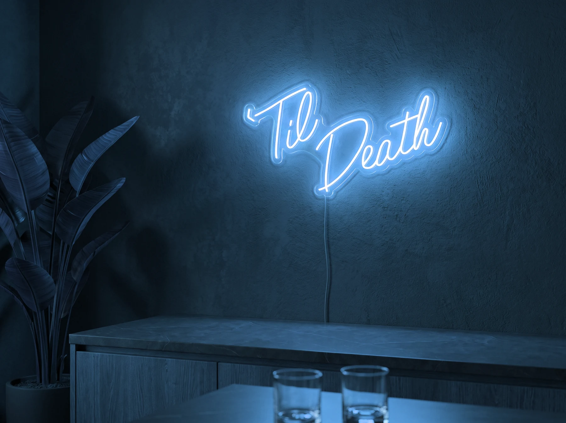 Neonskylt «Til Death» i isblå LED-neon, monterad på vägg