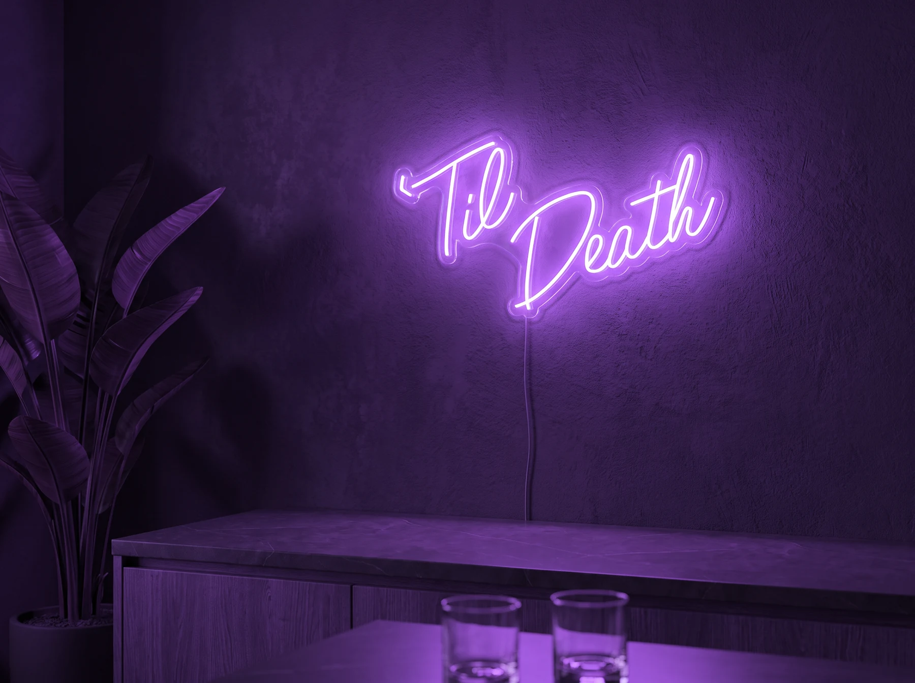 Neonskylt «Til Death» i lila LED-neon, monterad på vägg
