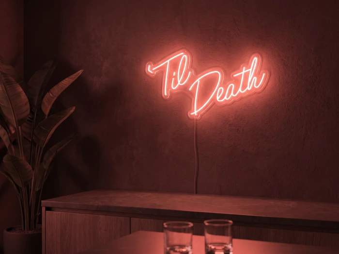 Neonskylt «Til Death» i röd LED-neon, monterad på vägg