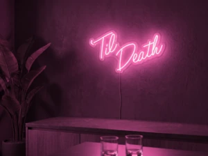 Neonskylt «Til Death» i rosa LED-neon, monterad på vägg