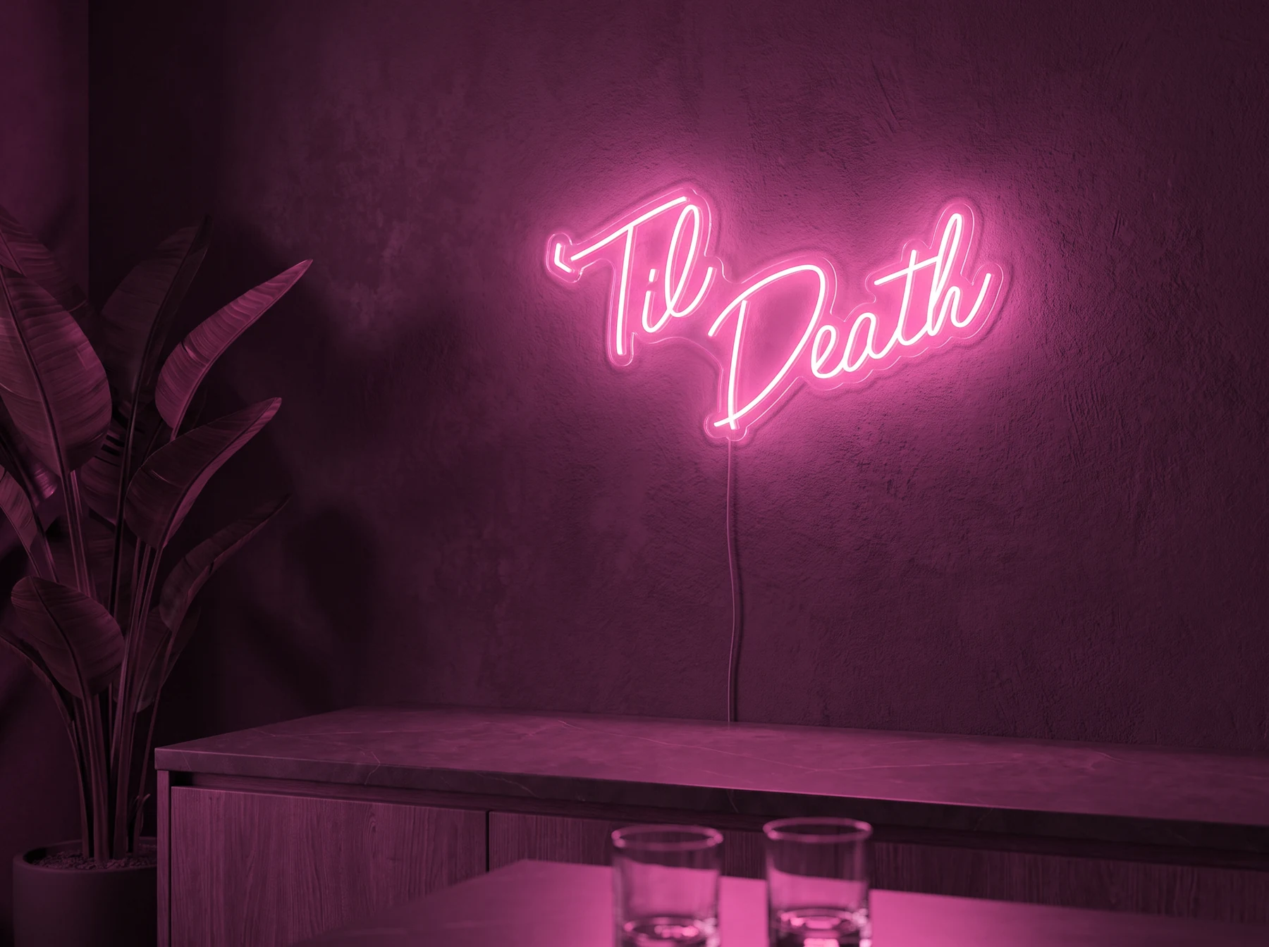 Neonskylt «Til Death» i rosa LED-neon, monterad på vägg