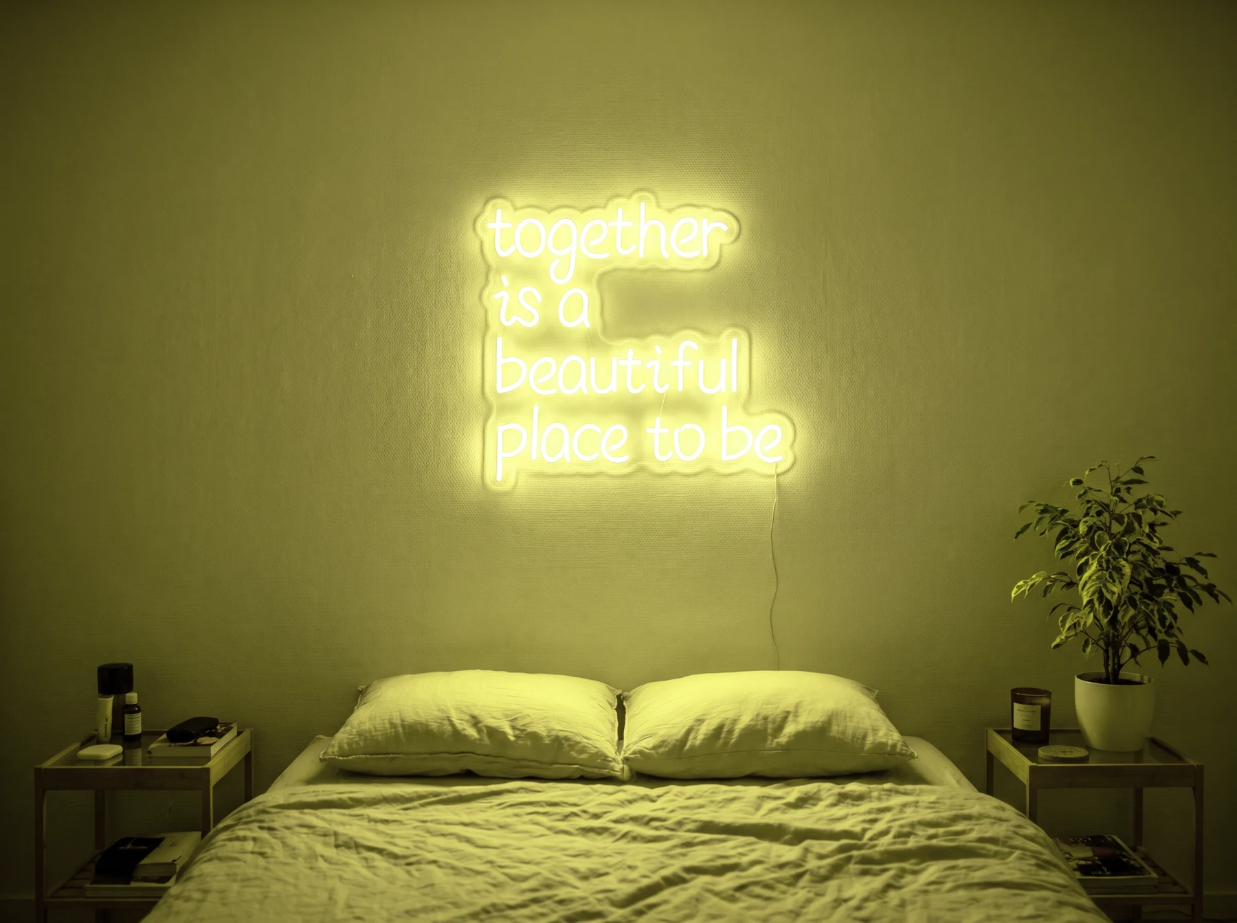 Neonskylt «Together» i gul LED-neon, monterad på vägg