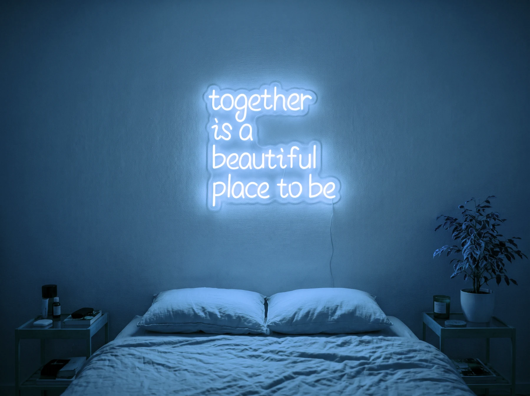 Neonskylt «Together» i isblå LED-neon, monterad på vägg