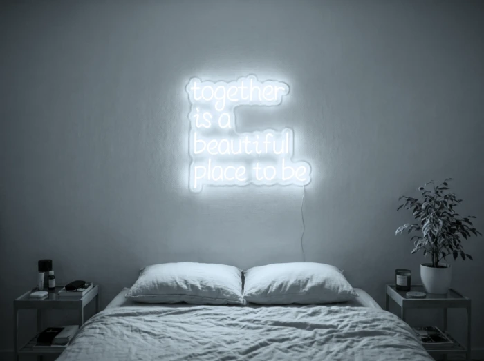Neonskylt «Together» i iskall vit LED-neon, monterad på vägg