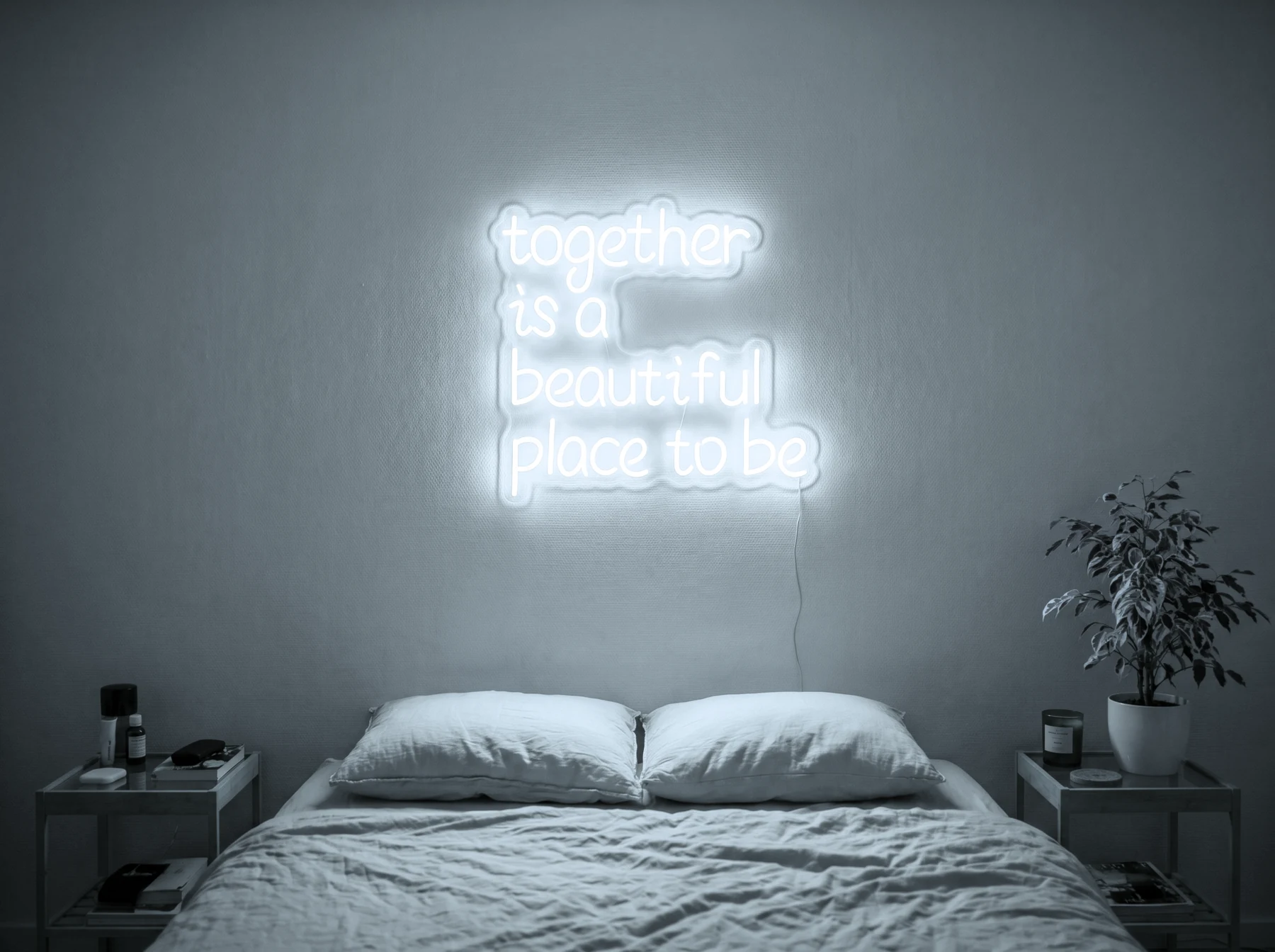 Neonskylt «Together» i iskall vit LED-neon, monterad på vägg