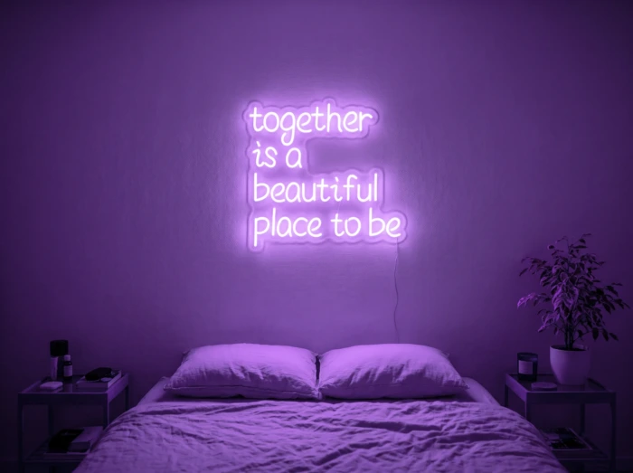 Neonskylt «Together» i lila LED-neon, monterad på vägg