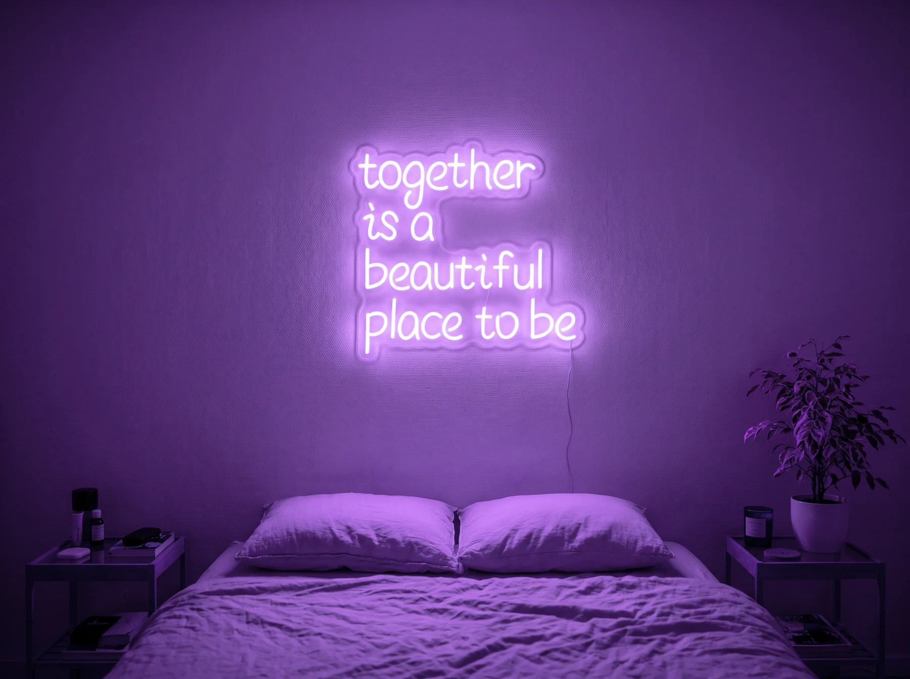 Neonskylt «Together» i lila LED-neon, monterad på vägg
