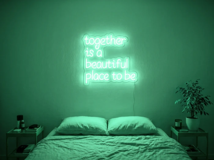 Neonskylt «Together» i mintgrön LED-neon, monterad på vägg