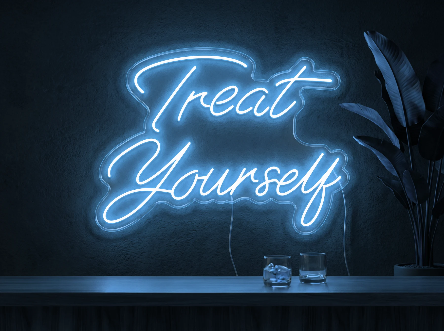 Neonskylt «Treat Yourself» i isblå LED-neon, monterad på vägg